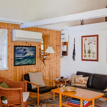 Vakantiehuis Thatched House Between Forest And Meadow *