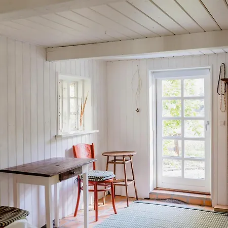 Vakantiehuis Thatched House Between Forest And Meadow *