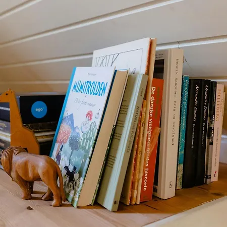 Vakantiehuis Thatched House Between Forest And Meadow